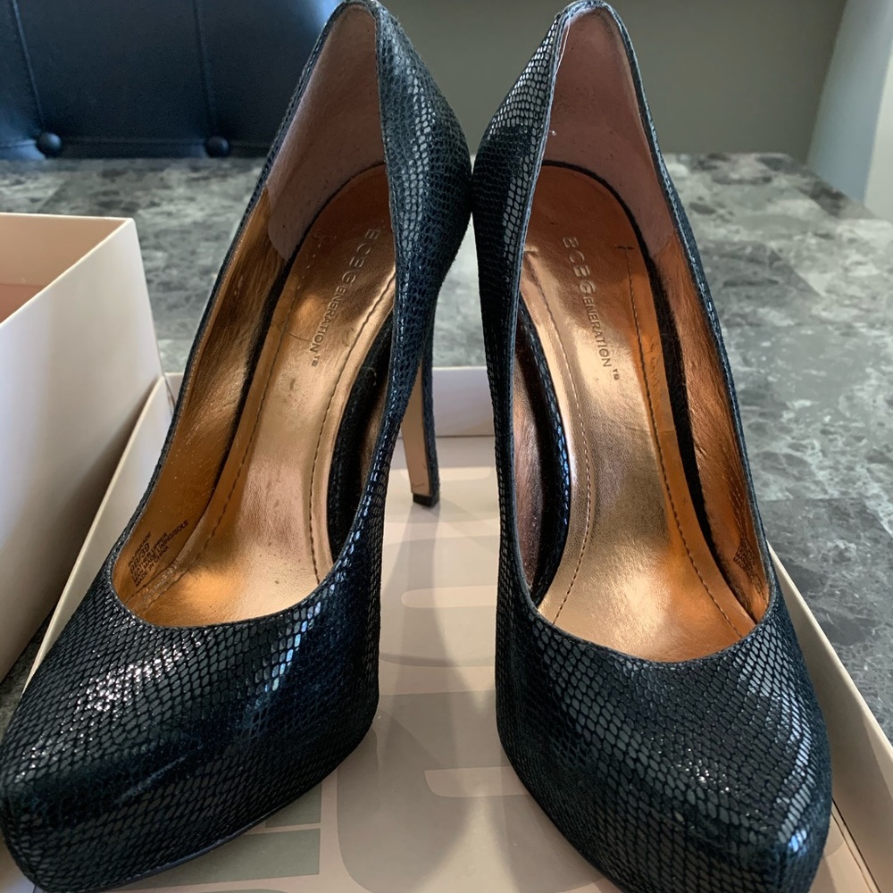 Black bcbg shoes.